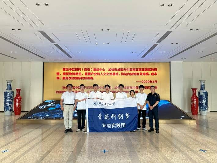 图片包含 室内, 人们, 一群, 站 AI 生成的内容可能不正确。