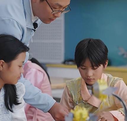 图片包含 人, 室内, 桌子, 食物 AI 生成的内容可能不正确。