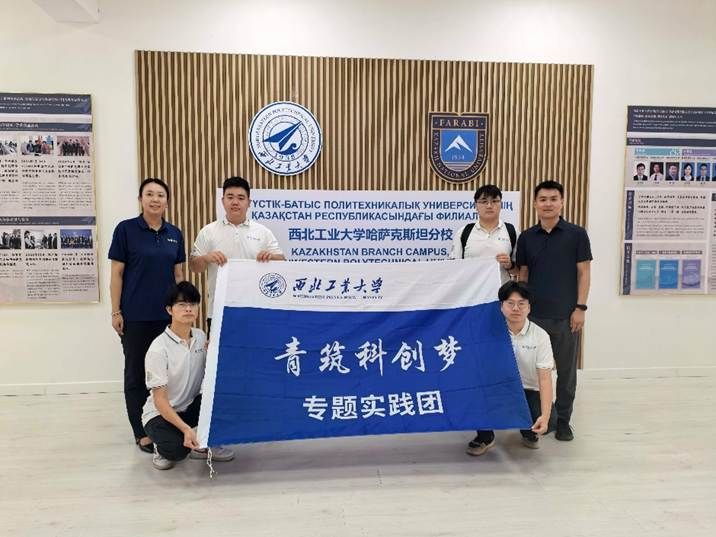 图片包含 游戏机, 站, 男人, 房间 AI 生成的内容可能不正确。
