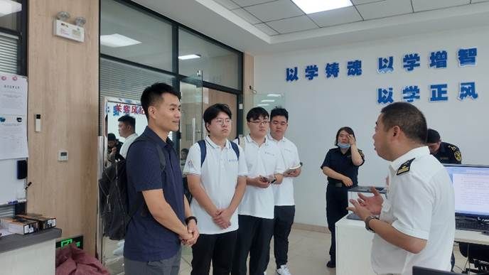 一群人站在室内 AI 生成的内容可能不正确。