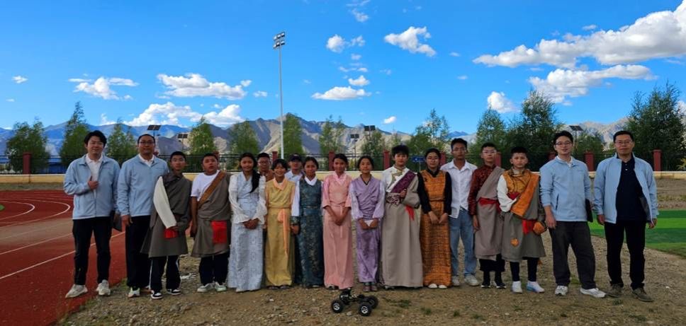 一群人站在草地上 AI 生成的内容可能不正确。